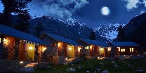 Grey-wall-Cottage-Night-View